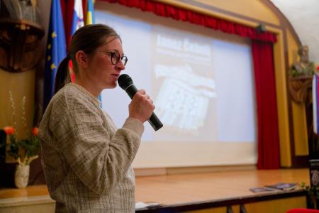 Barbara Rezar Grilc med predstavitvijo knjige